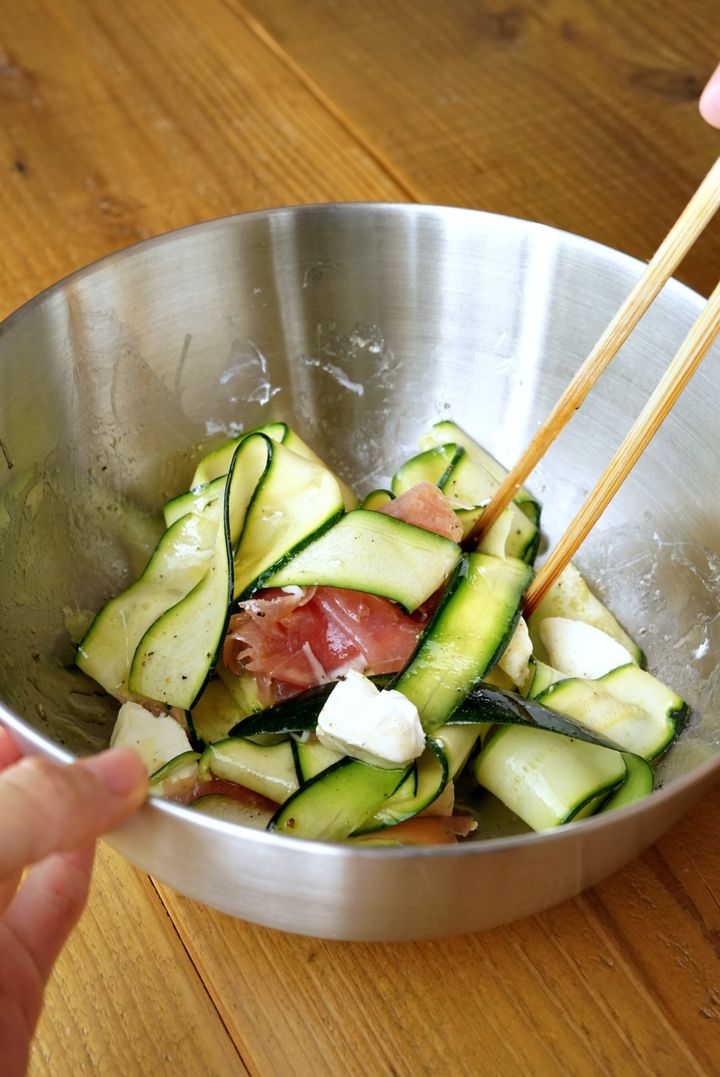 切って和えるだけなのにお洒落でおいしい！ズッキーニのスパイスマリネの作り方【料理家 あやかの旬野菜を使ったアペロおつまみ vol.13 〜レシピで旅するヨーロッパ〜】