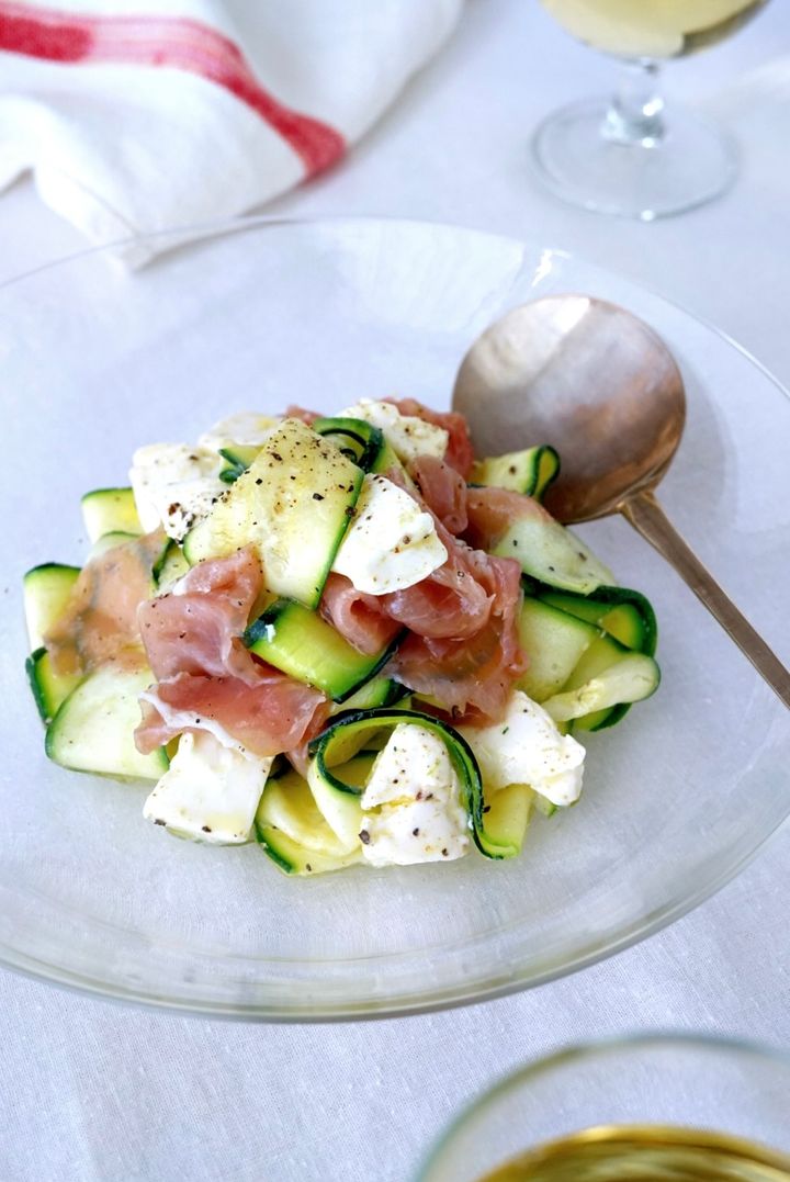 切って和えるだけなのにお洒落でおいしい！ズッキーニのスパイスマリネの作り方【料理家 あやかの旬野菜を使ったアペロおつまみ vol.13 〜レシピで旅するヨーロッパ〜】