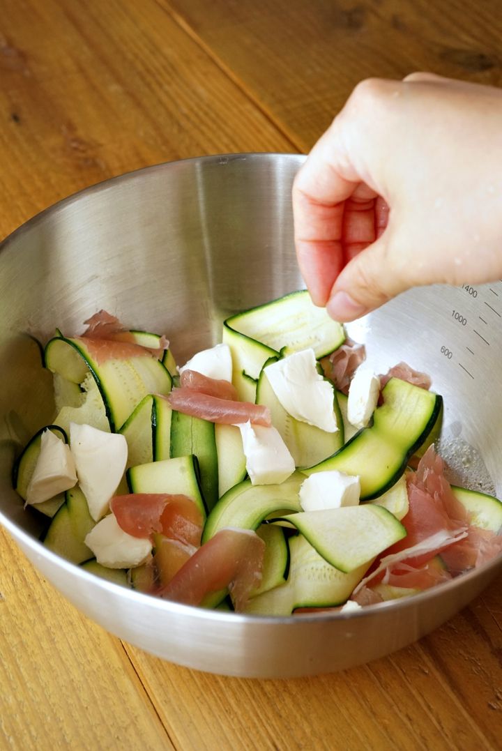 切って和えるだけなのにお洒落でおいしい！ズッキーニのスパイスマリネの作り方【料理家 あやかの旬野菜を使ったアペロおつまみ vol.13 〜レシピで旅するヨーロッパ〜】