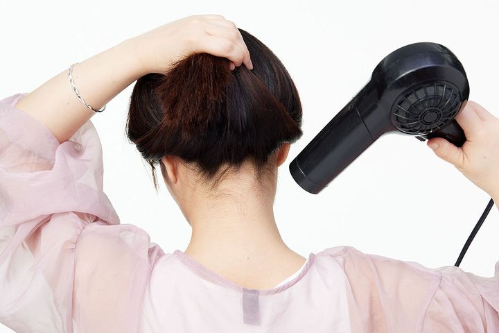 2. ドライヤーの冷風で首を冷やす