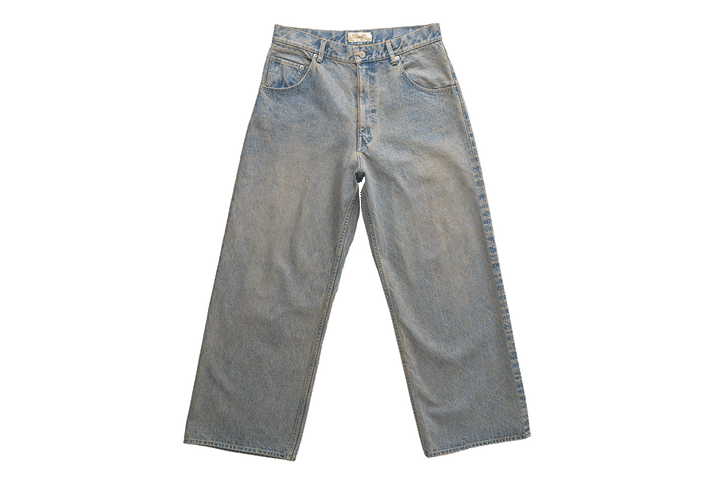 〈フォル〉のデニムパンツ