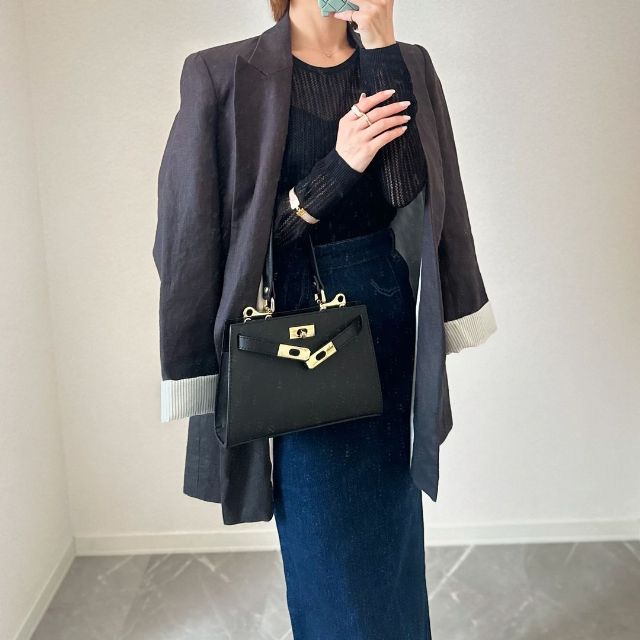 レースクルーネックセーターを着用している