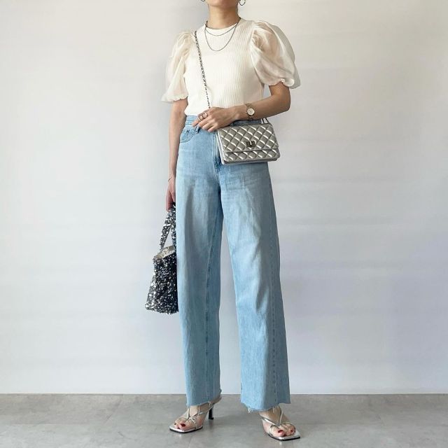 ワイドストレートジーンズを着用したコーデ