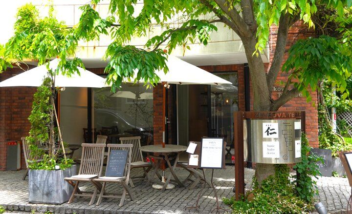 鎌倉・小町通りの路地裏にたたずむカフェ「basic bake koto」のテラスでのんびりティータイム♪