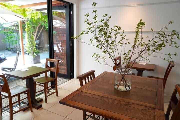 鎌倉・小町通りの路地裏にたたずむカフェ「basic bake koto」のテラスでのんびりティータイム♪