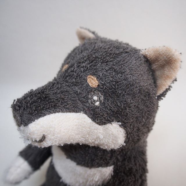 黒柴（ぬいぐるみ）の横顔アップ