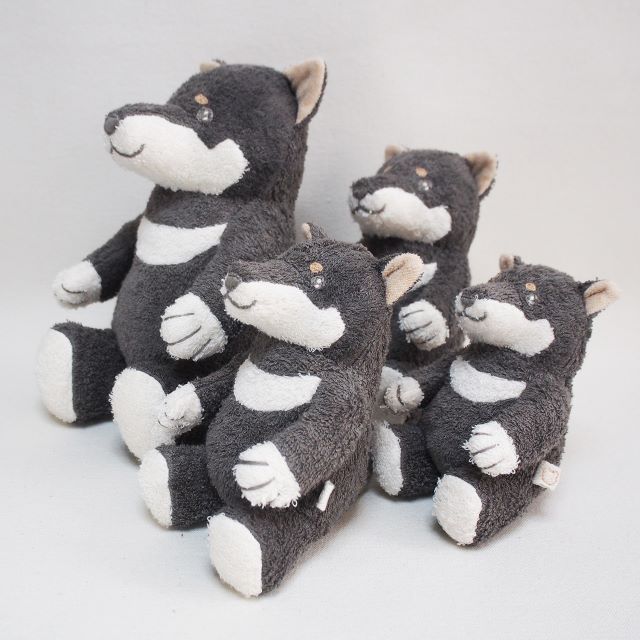 優しい仕様とデザインの各サイズの黒柴が横向きに