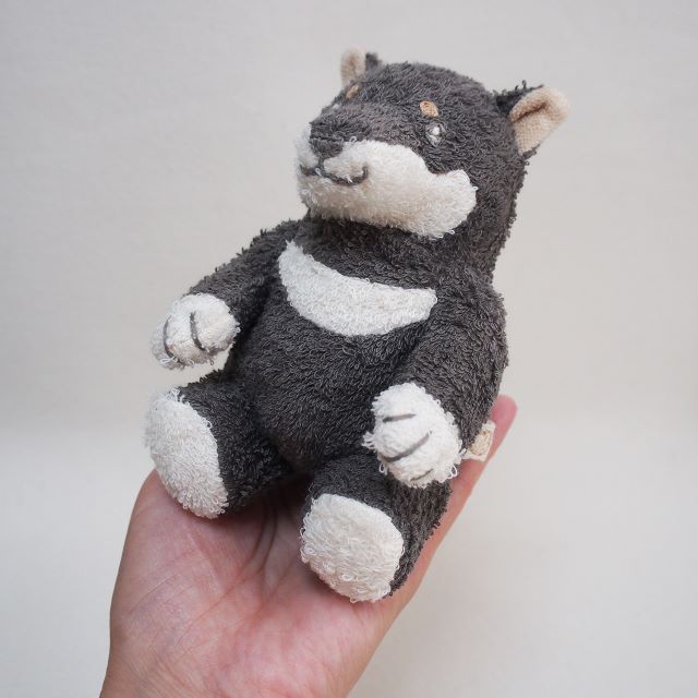 手のひらサイズの黒柴（ぬいぐるみ）