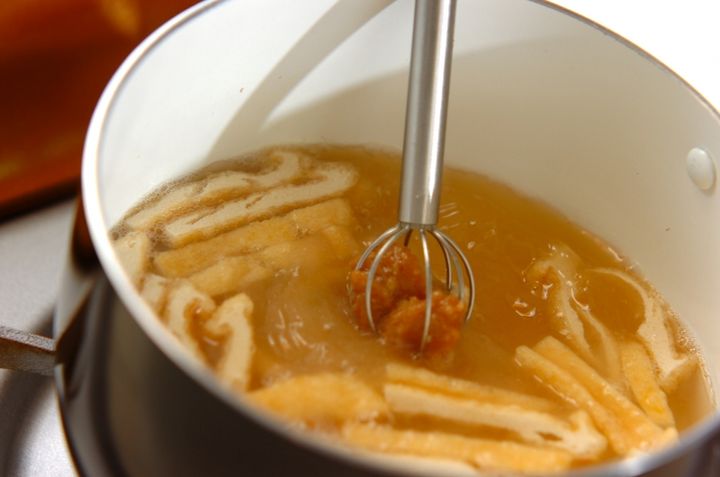油揚げと貝われ菜のみそ汁の作り方1
