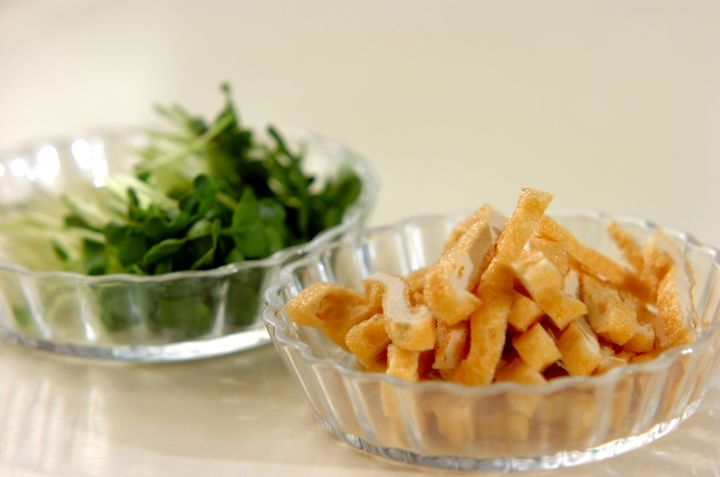 油揚げと貝われ菜のみそ汁の下準備1