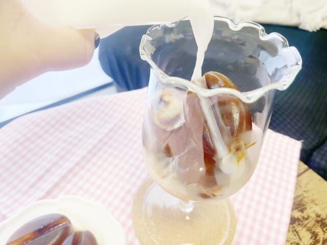 3COINSコーヒー豆型製氷器 コーヒー氷と牛乳でカフェオレ