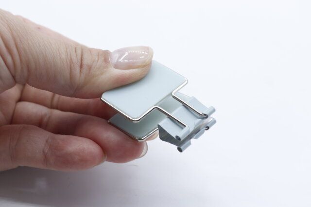 セリアのインデックスクリップ3Pを掴む