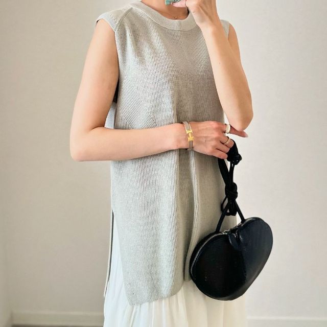 グレーのGUのウォッシャブルフレンチスリーブセーターを着用している