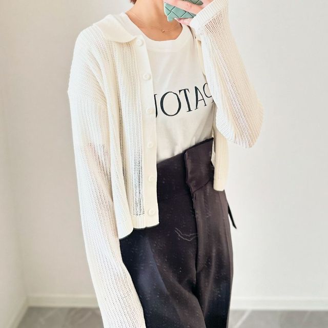 GUのメッシュポロカーディガンを着用している