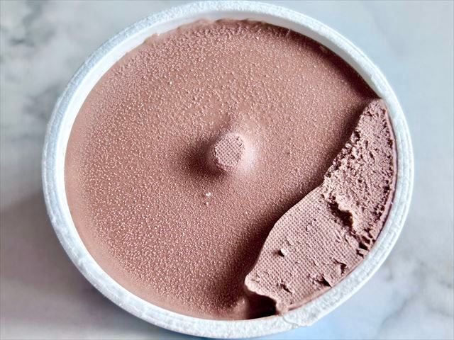 「もはや生チョコを凍らせたようなアイス」開封