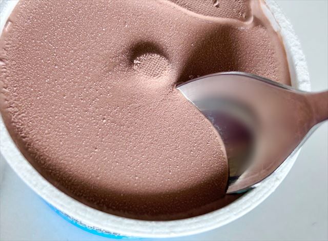 スプーンを入れた「もはや生チョコを凍らせたようなアイス」