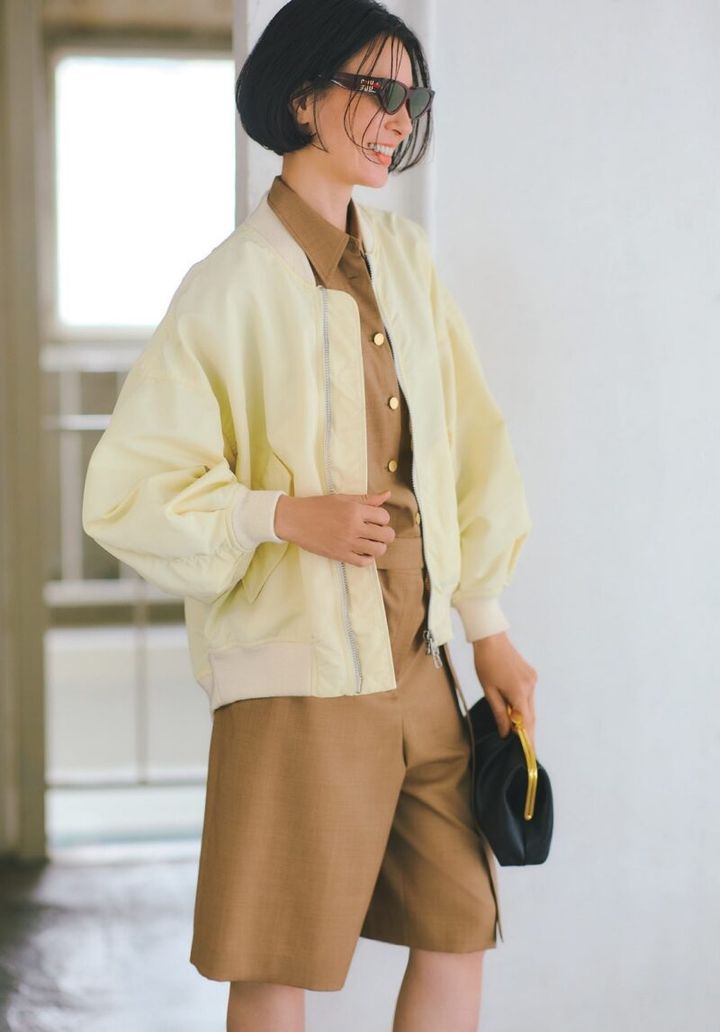 イエローのブルゾンのコーデ