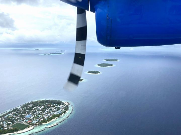 小さな島で構成されたモルディブ。地元の人が暮らす島も滞在できる