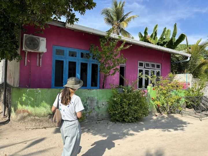 カラフルにペイントされた家が多く、写真映えするのもローカル島ならでは