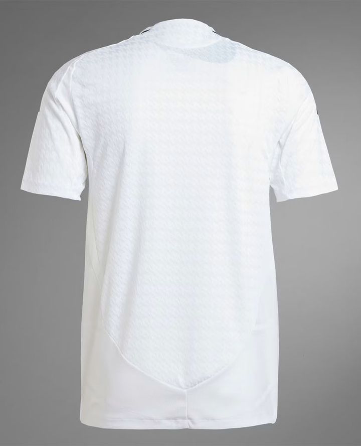 レアル・マドリー、2024-25新ユニフォームを発表！「銀河系軍団」彷彿の白黒デザインが復活