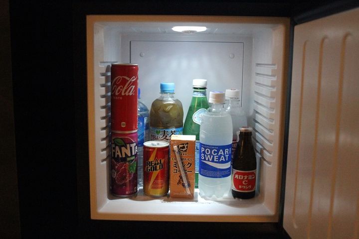 デラックスルームの冷蔵庫内。梅田店は他店に比べてドリンクの種類も豊富