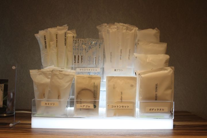 フロント前に置いてあるボディタオルやコットンなどのアメニティ。必要なものをチョイスして