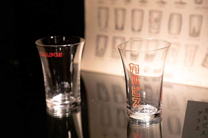 「カルピス」の宣伝用グラス