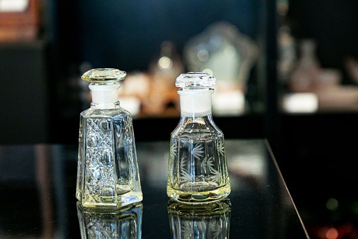 （写真左から）「復刻醤油差し 籠目古代色」3080円、「江戸切子醤油差し 松葉」5500円