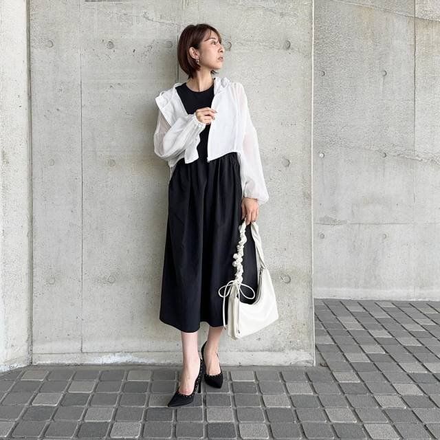 シアーブルゾン×黒ワンピースの大人コーデ