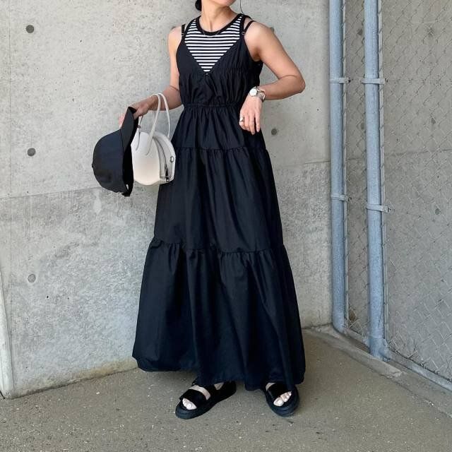 ボーダー×黒ワンピースの大人コーデ