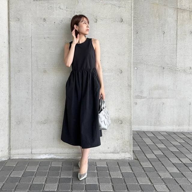 シルバー小物×黒ワンピースの大人コーデ