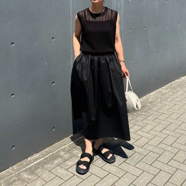 メッシュセーター×黒ワンピースの大人コーデ