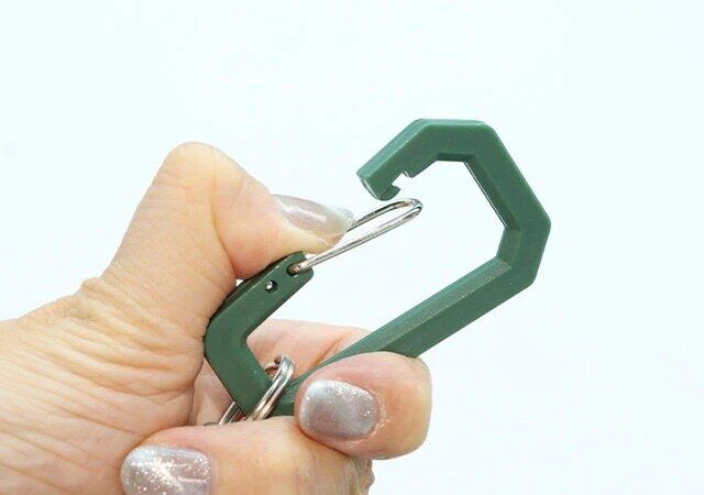 セリアのマグネットリリーサーカラビナ付を掴む