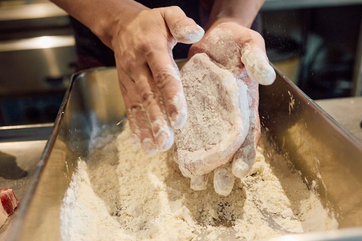 下地のバッター粉をつける