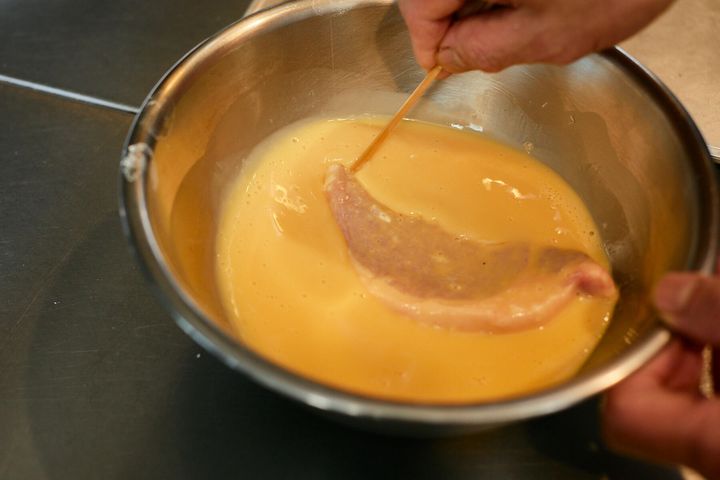 2度卵液にくぐらせる