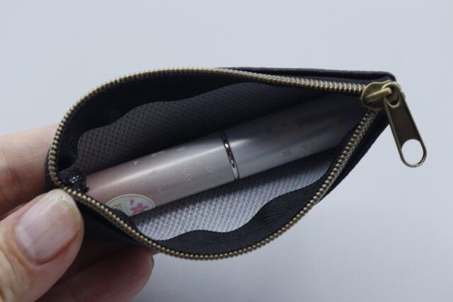 セリアの合皮スリムコインケース フック付は小物の収納に便利