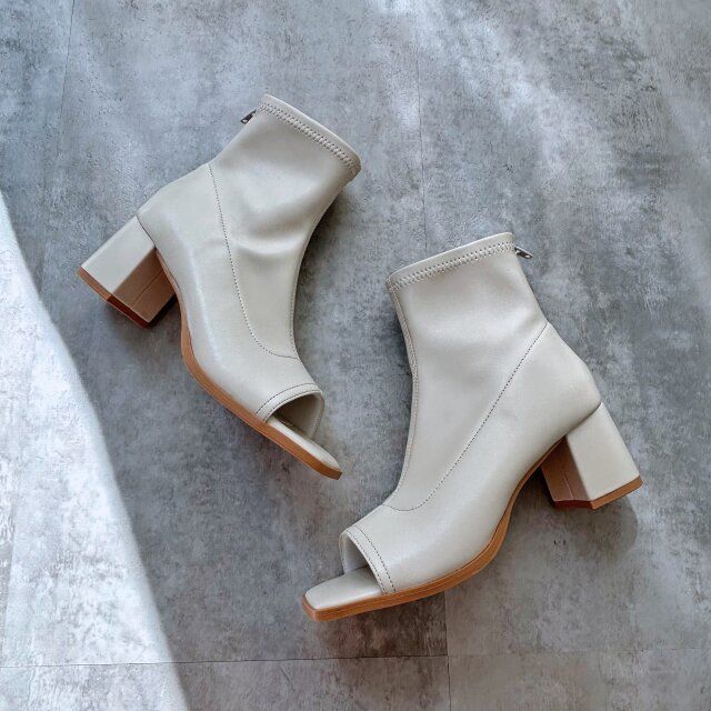 GUウルトラストレッチオープントゥブーツのオフホワイト