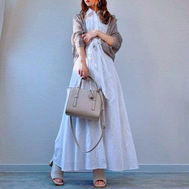 GUウルトラストレッチオープントゥブーツとホワイトワンピース