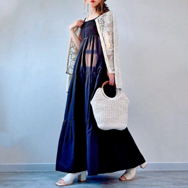 GUウルトラストレッチオープントゥブーツとネイビーワンピース