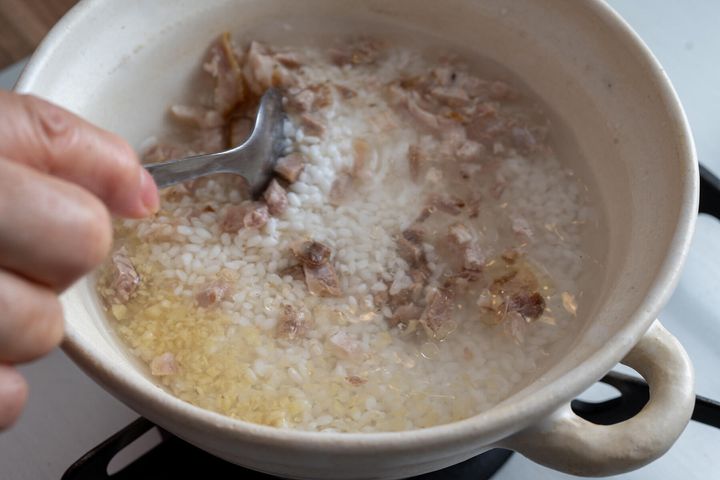 土鍋に材料を入れて炊く