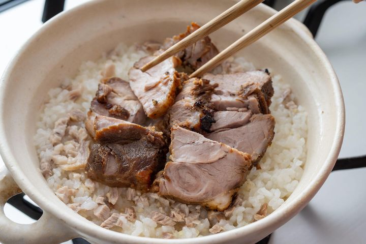 チャーシューをのせて蒸らす