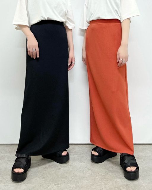 SNスリットナローSKを着用している