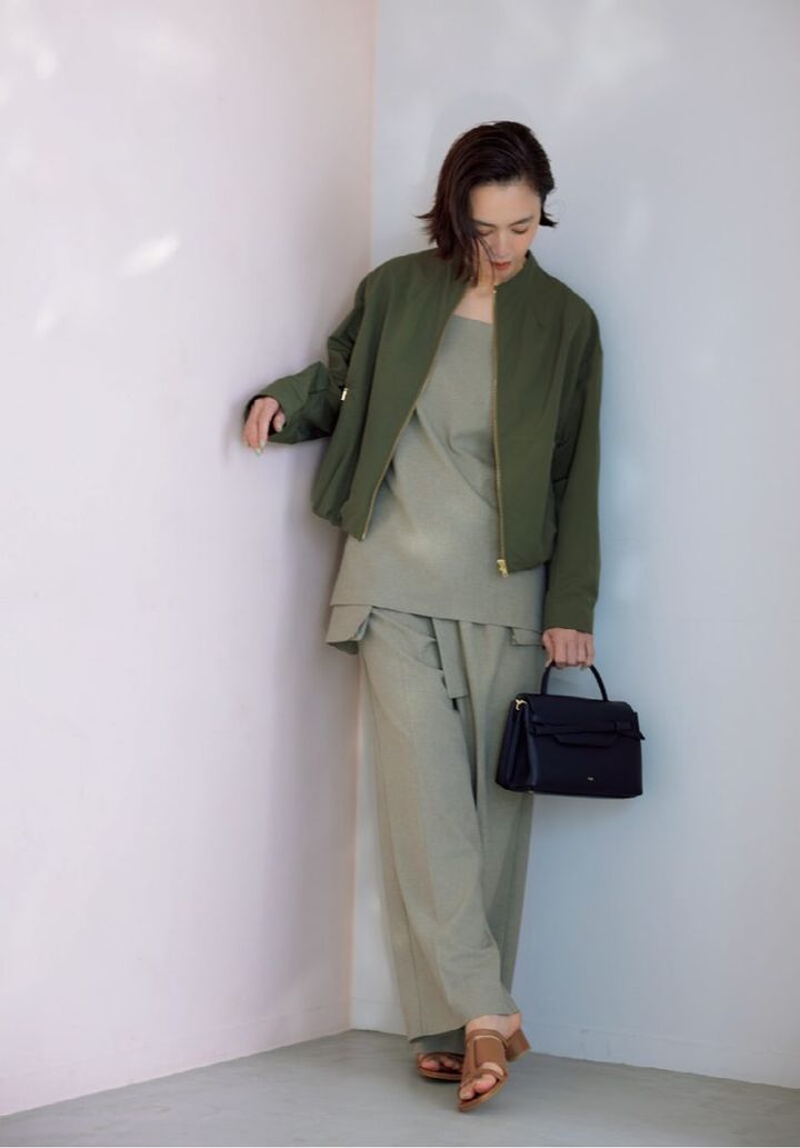 エステータのブルゾンのカーキのワントーンコーデ