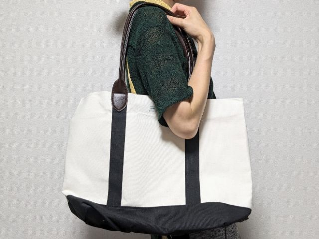 トートバッグ持った姿