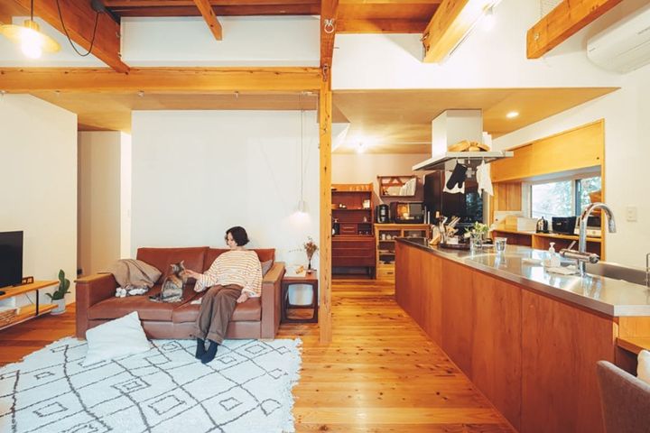 リビングは物数も少なくスッキリとした印象を受ける