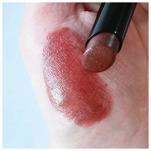 「MYリップモンスター」をブルベがスウォッチ 復刻カラー：112 手元