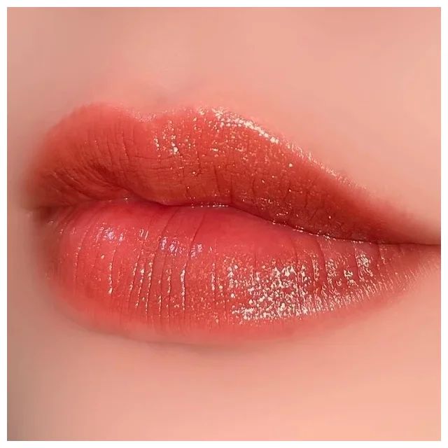 「MYリップモンスター」をブルベがスウォッチ 復刻カラー：112 口元