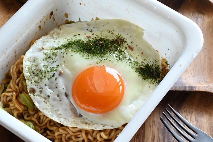 目玉焼きがのったカップ焼きそば