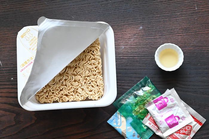 テーブルの上に置かれたカップやきそばとお酢