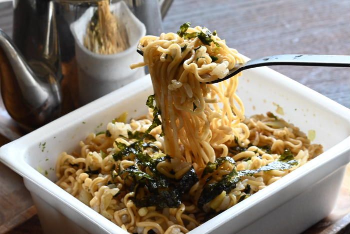 そばめし風カップ焼きそばをフォークで箸上げしている様子